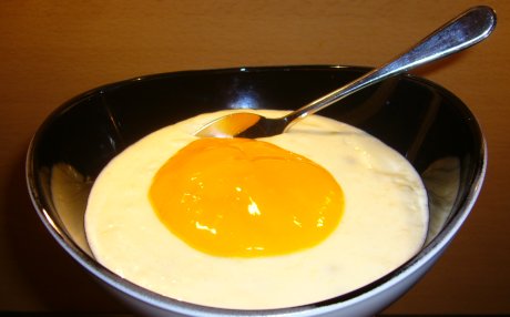 Passionsfruchtjoghurt mit Mangosauce