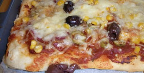 Pizza mit Salami, Mais, Oliven