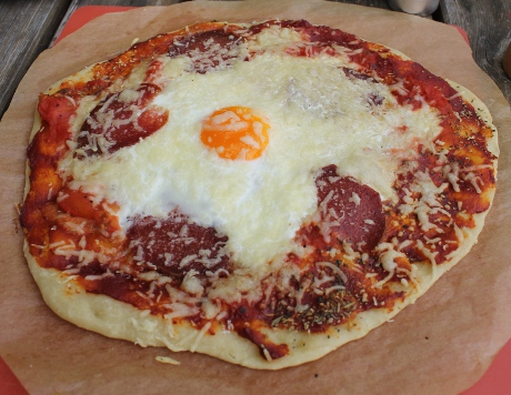 Salami-Pizza mit Ei